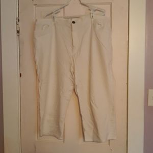 LAST CHANCE- White stretch capri pants